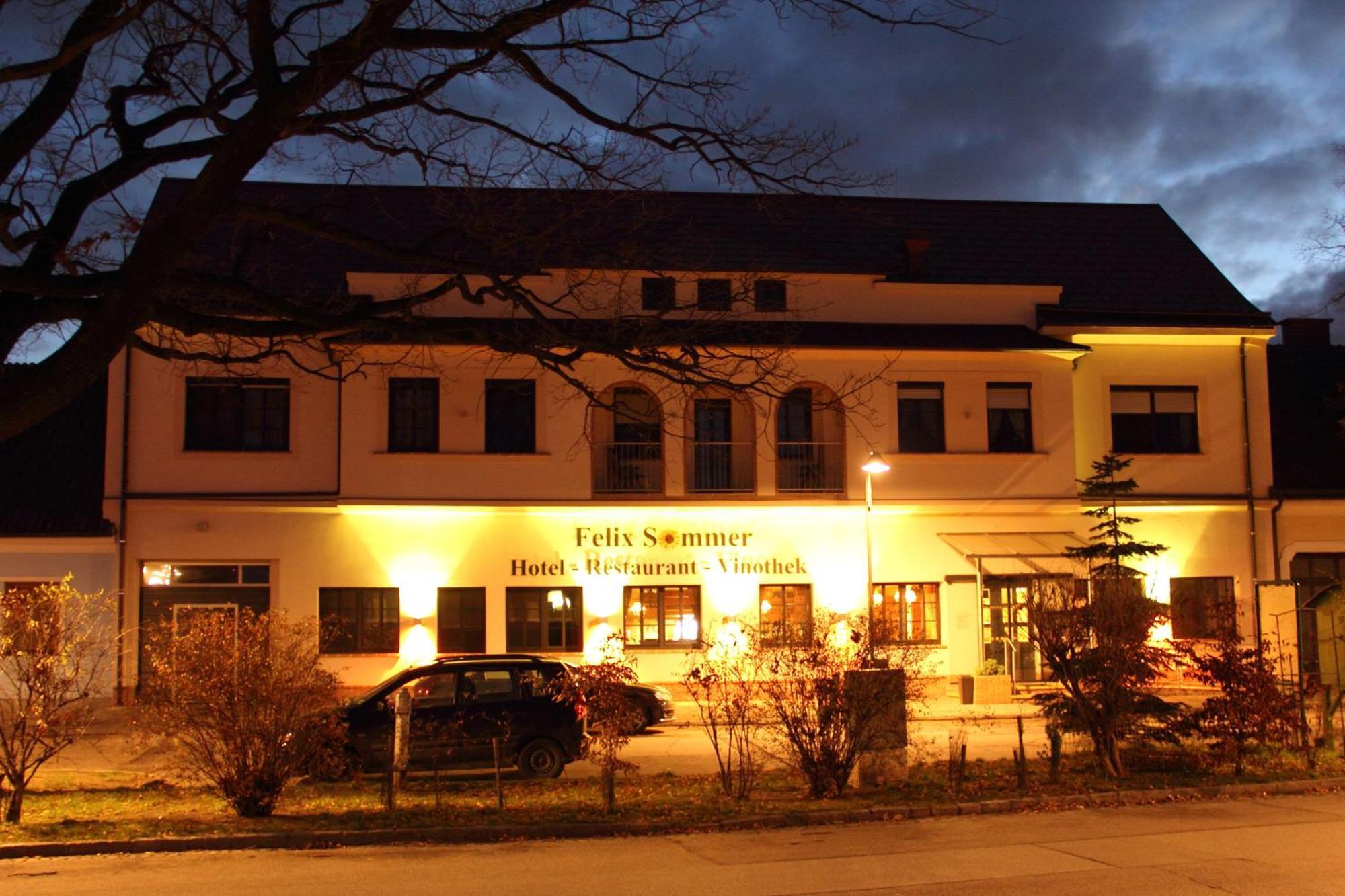 Hotel-Restaurant-Vinothek Felix Sommer Auersthal Exterior photo